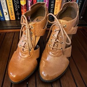 Dr Martens tan cutout 4” heels, GUC